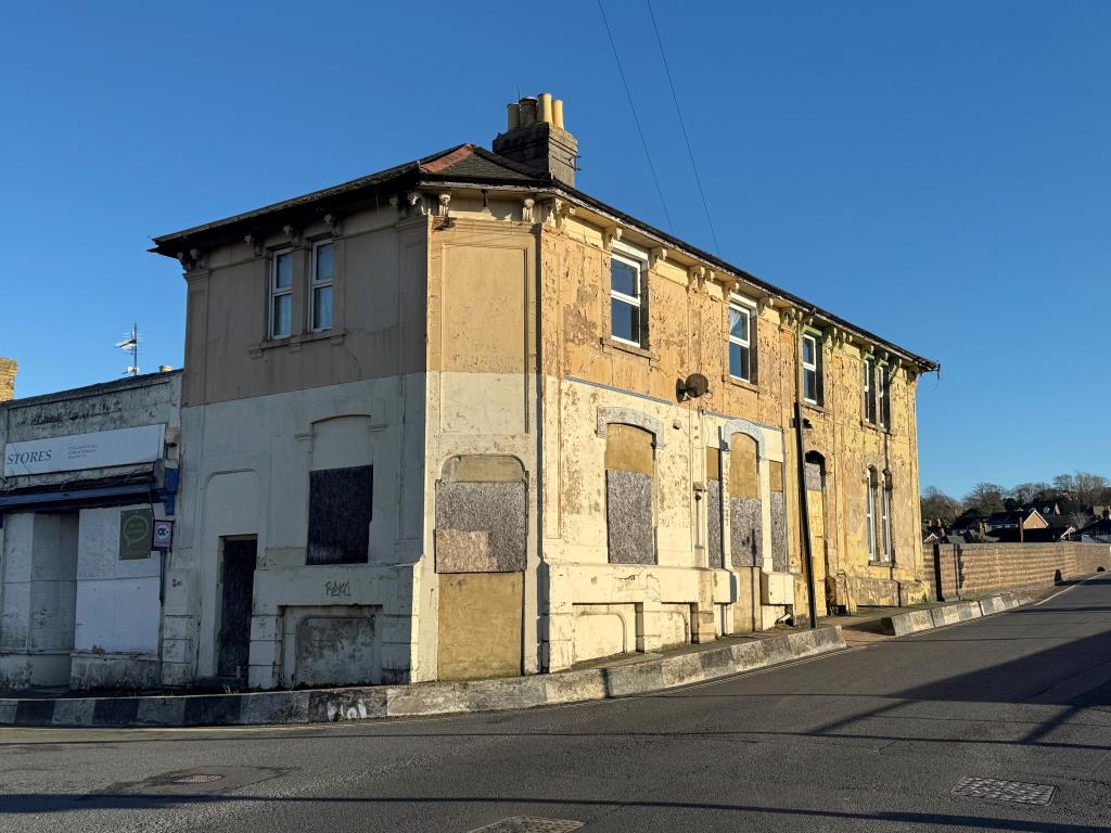 Lot: 138 - FREEHOLD FORMER HOTEL NOW ARRANGED AS TWO LARGE MAISONETTES WITH POTENTIAL - A Front View of the building